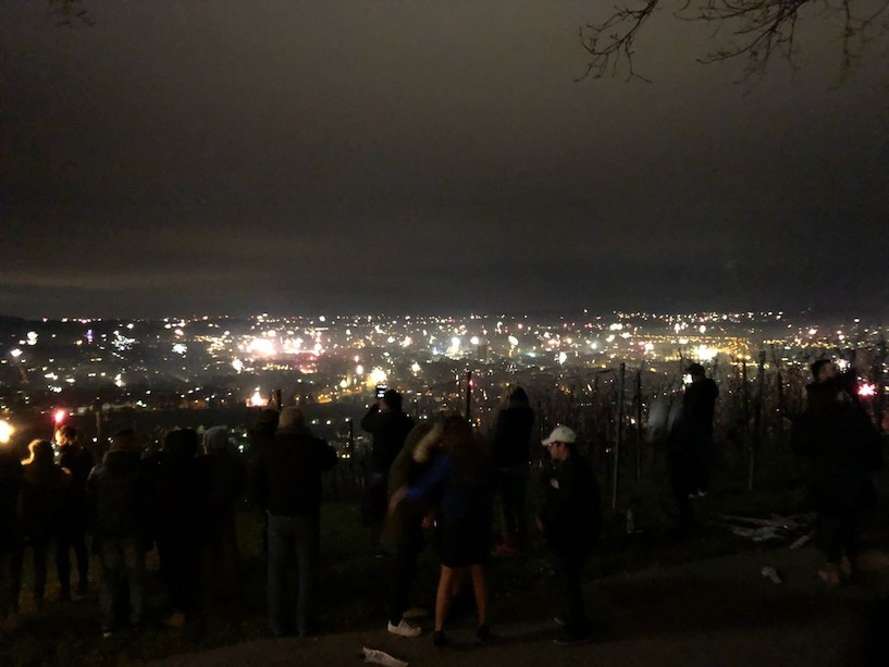 Der Blick vom Wartberg auf das hell erleuchtete Heilbronn. Heilbronn, Wartberg, Nacht, Stadtlichter, Stadtbeleuchtung